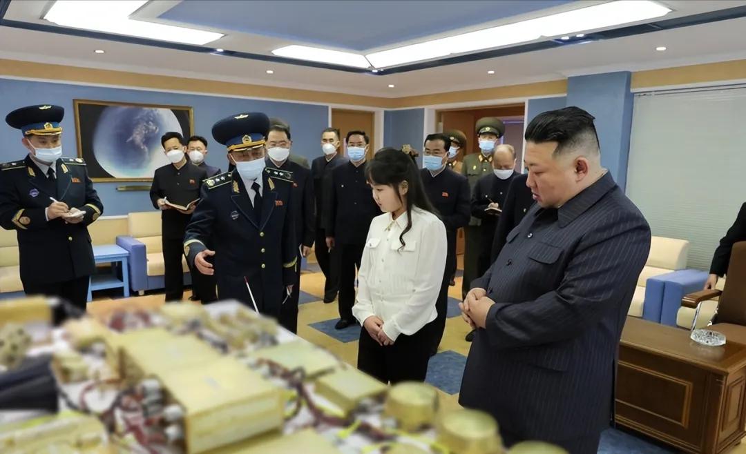 朝鲜第一千金又随金正恩见世面!9岁穿白衬衫配黑裤又飒又美