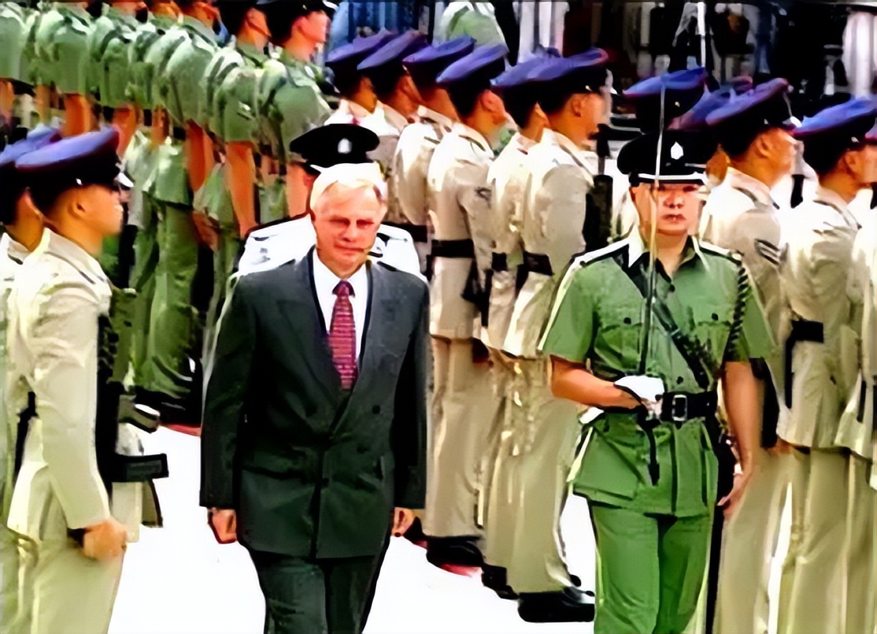 1997年香港回归场景：彭定康仰天含泪，“港督”女儿哭得难以自拔