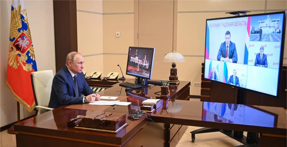 金色俄罗斯高级轿车,金色的俄罗斯轿车2021款