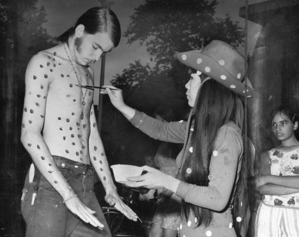 在美国组织全裸行为艺术被捕，日本丑闻女王如何逆袭为最贵女画家