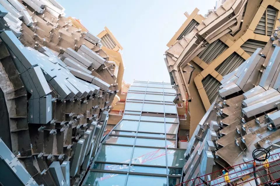 解构主义弗兰克盖里,美国建筑师弗兰克盖里的建筑风格