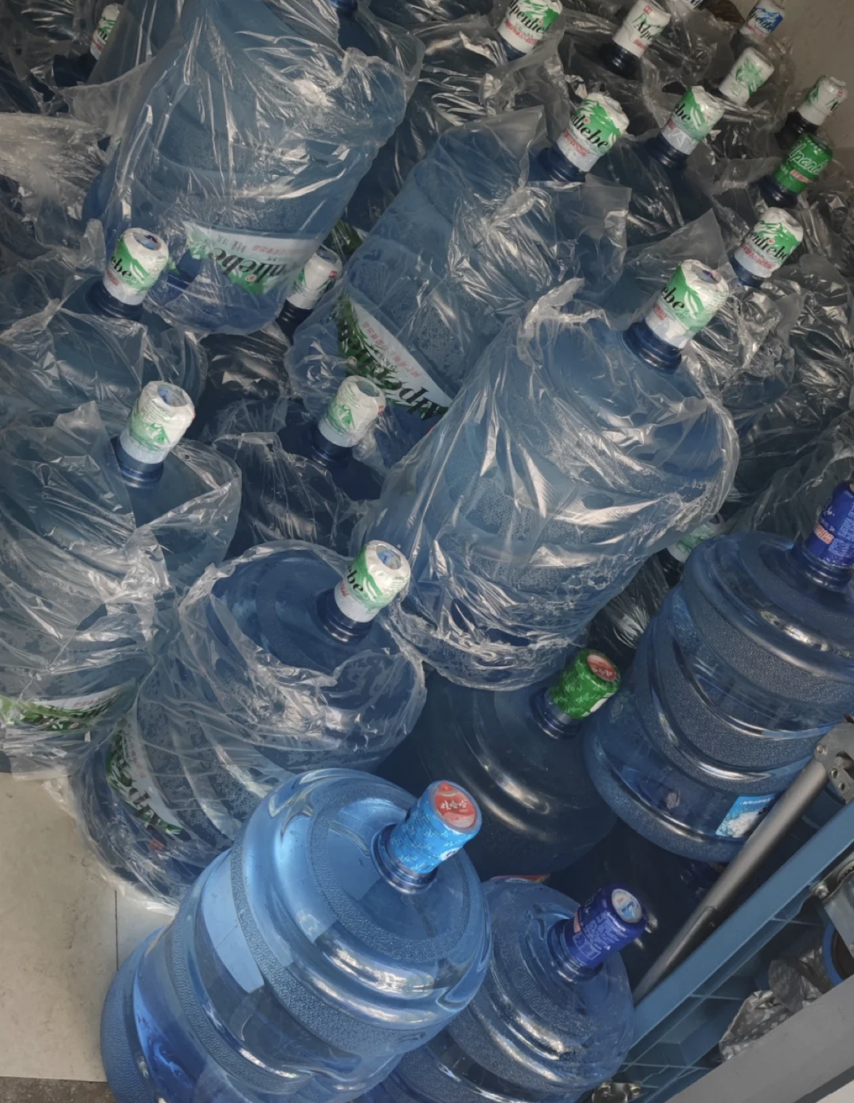 桶装水干净还是净水器的水干净,净水器的水干净还是桶装水干净