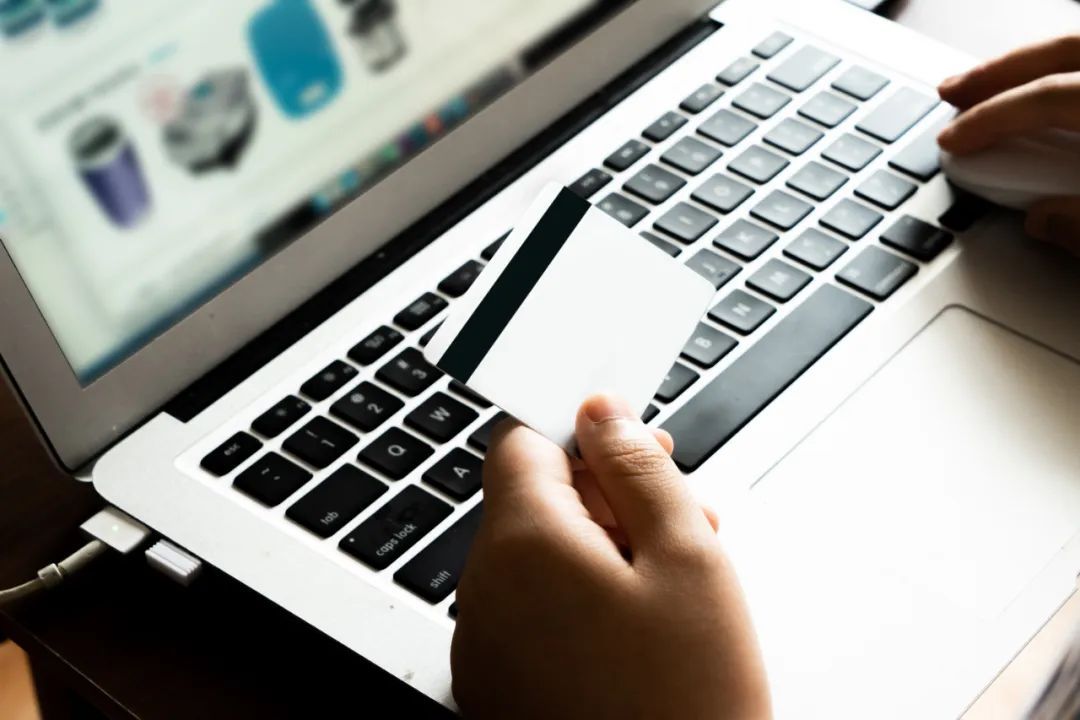 有鬼!直播间里的大牌服饰卖出“骨折价”