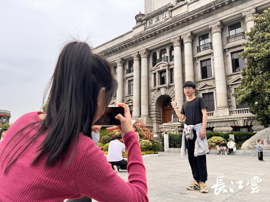 最强评测！我们采访了100位外地游客，“武汉游”能打多少分？