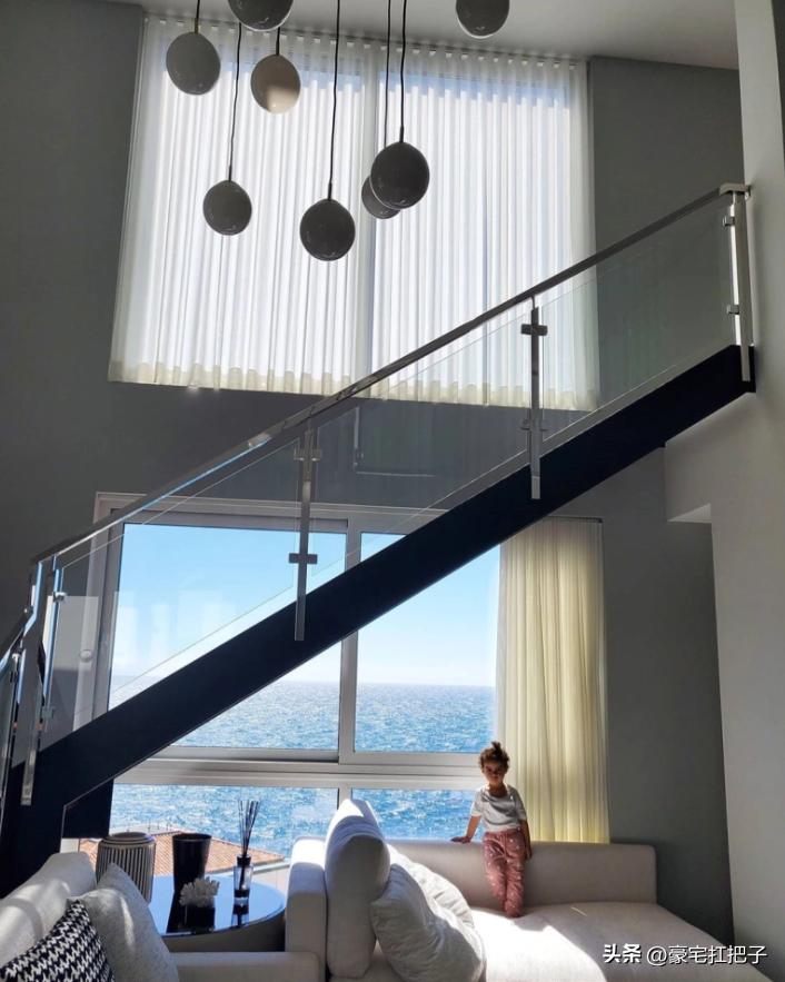 C罗9套豪宅曝光，女友花半小时才走到客厅，车库有超20辆顶级跑车