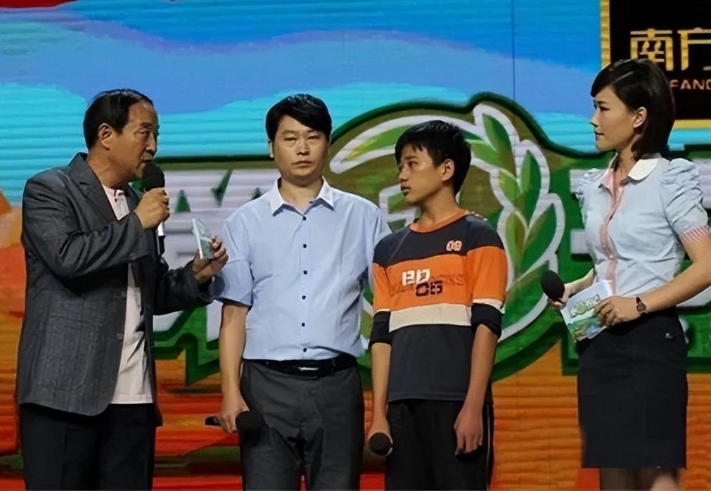 父母双亡孩子捡垃圾考上清华大学,13岁男孩父母双亡考上北大纪录片