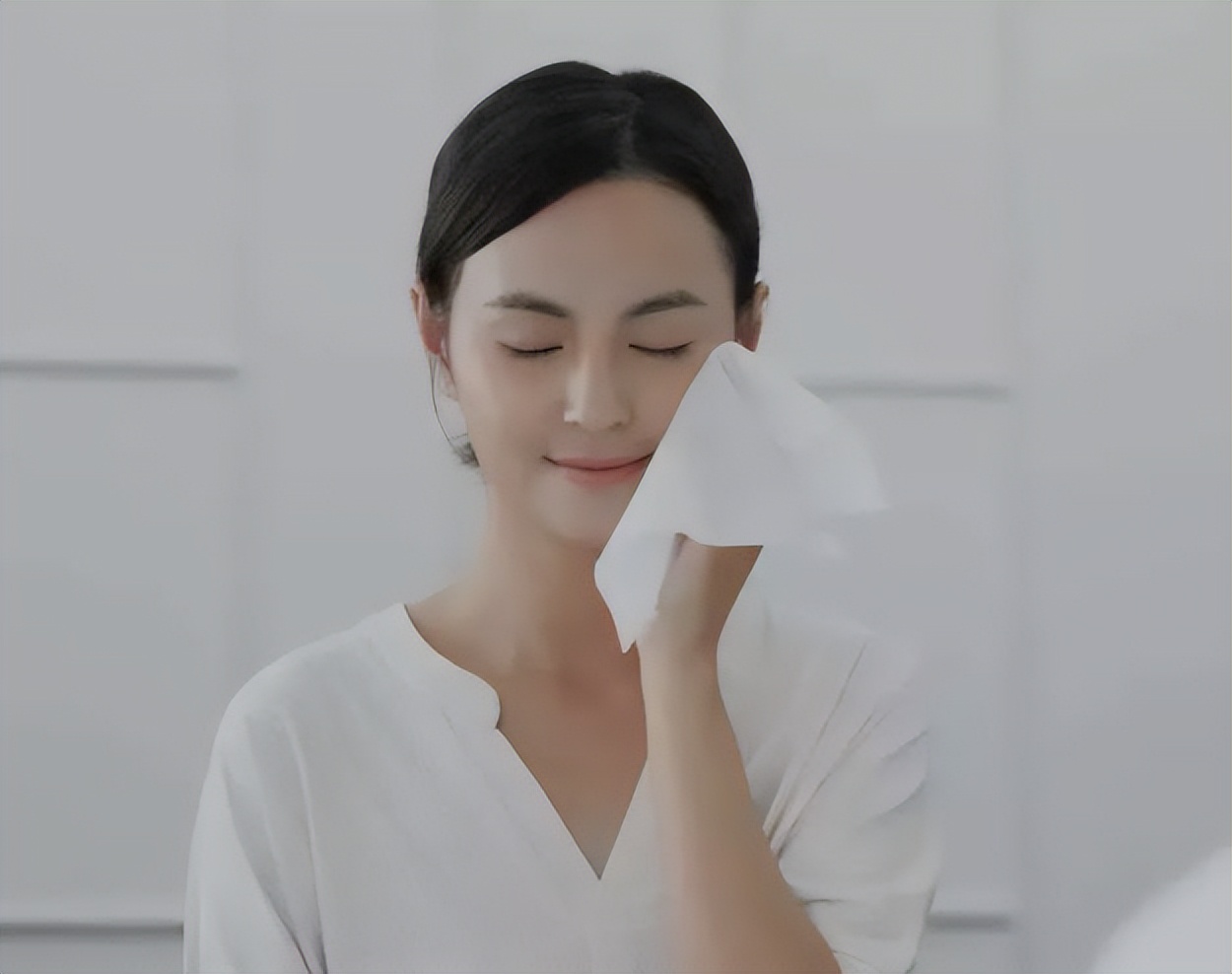 鼻子上螨虫挤出来的窟窿怎么办,鼻子里的螨虫有腥臭味是怎么回事