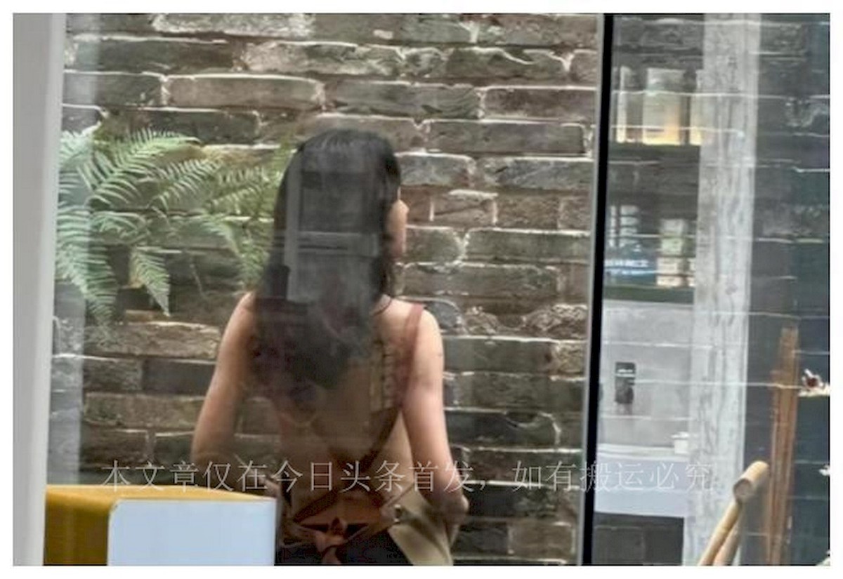 模特走秀?真空全裸上阵!广州一咖啡店员工只穿安全裤上班?