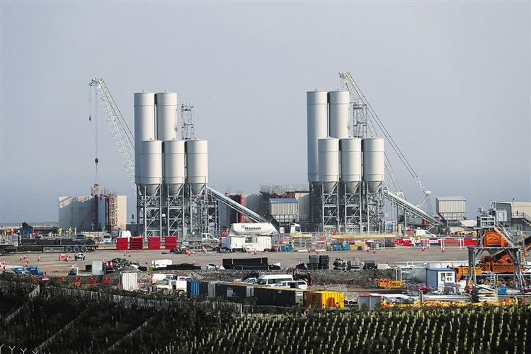 端碗吃饭放下碗就骂娘,端碗吃饭放下筷子骂娘是什么意思