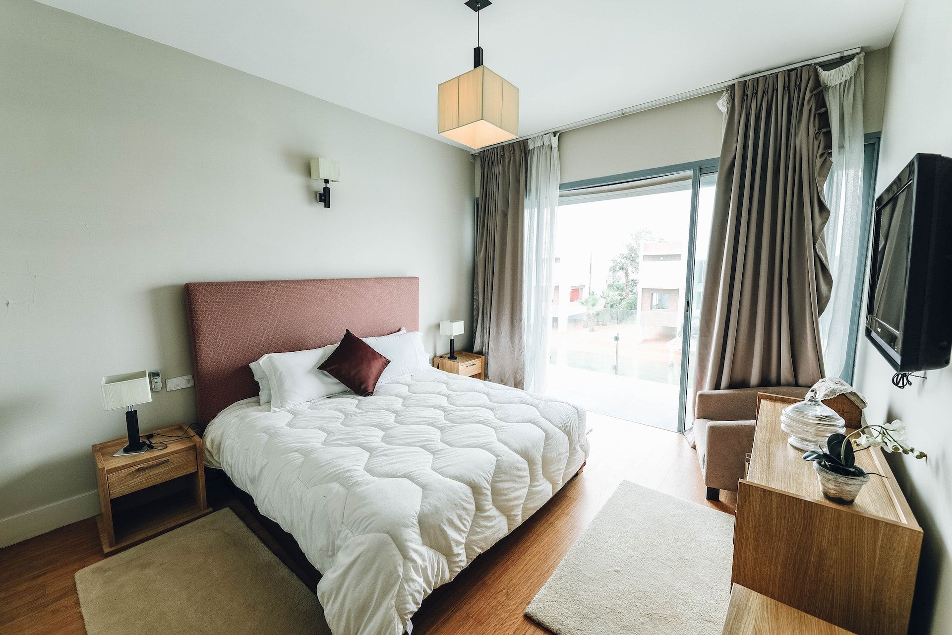 夏天热得中暑睡不着咋办,夏天在室外怎么防止中暑