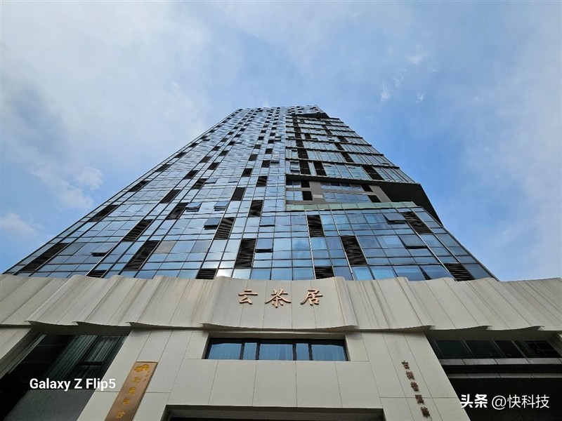 三星galaxyzflip防水测试,三星折叠手机zflip5防水吗