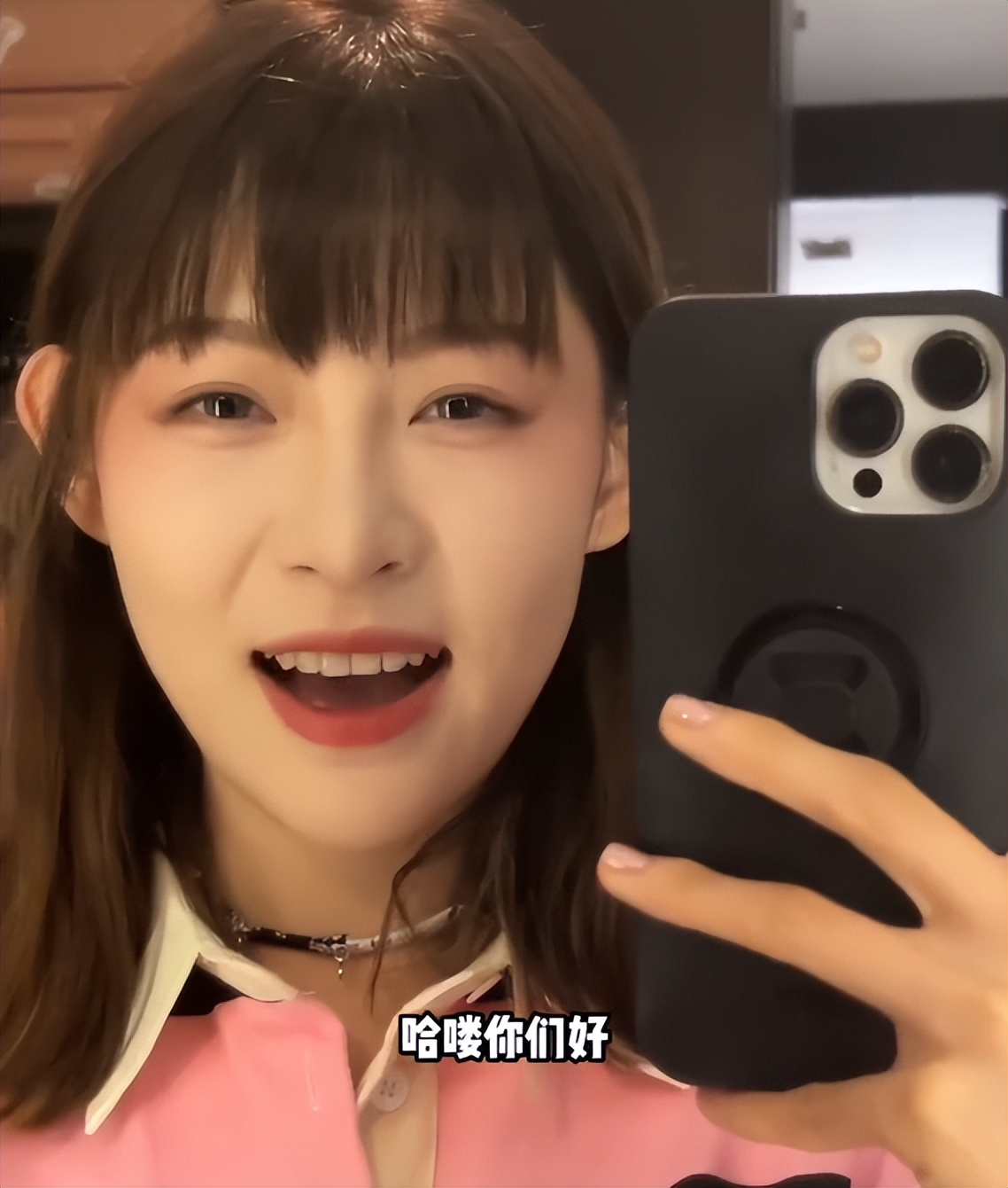 网红痞幼扣扣秀返场，穿短裙玩轮滑秀好身材，网友：离被封不远了