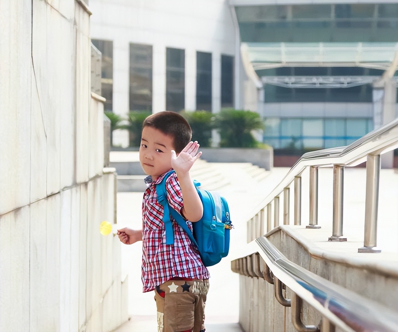 孩子哭的不去幼儿园要妈妈,孩子哭着说不去幼儿园视频