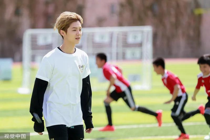 鹿晗踢足球学校,鹿晗师生足球对抗赛