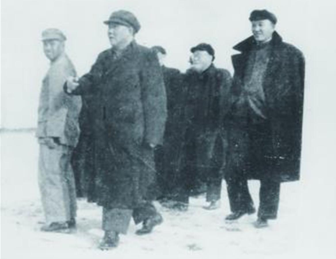 52年孔子玉陪毛主席参观孔府时，*世友许**坦言：孔家是几千年的贵族