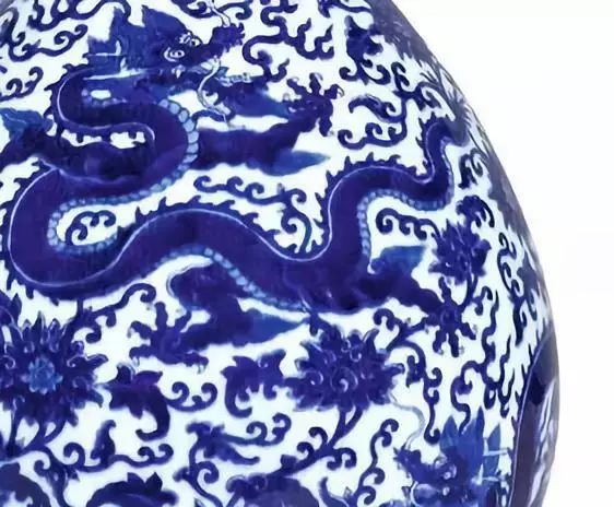 同治官窑白釉绿彩龙纹盘,清三代瓷器龙纹特征