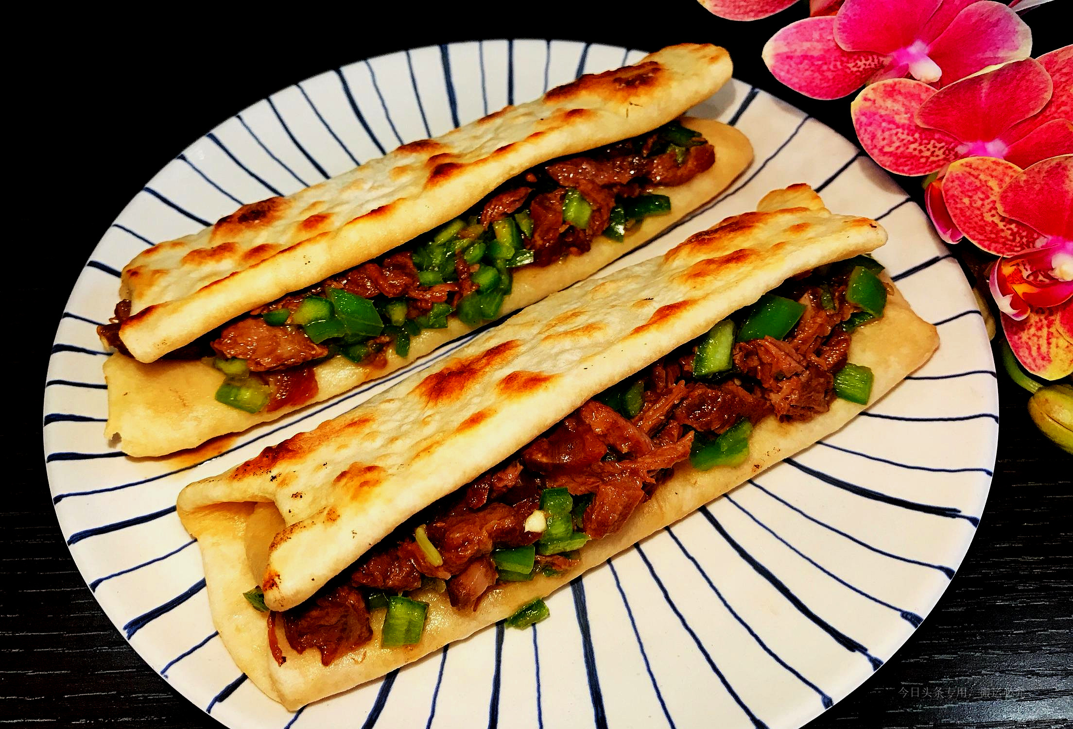 驴肉火烧和肉夹馍是不是异曲同工,为什么肉夹馍和驴肉火烧一个价呢