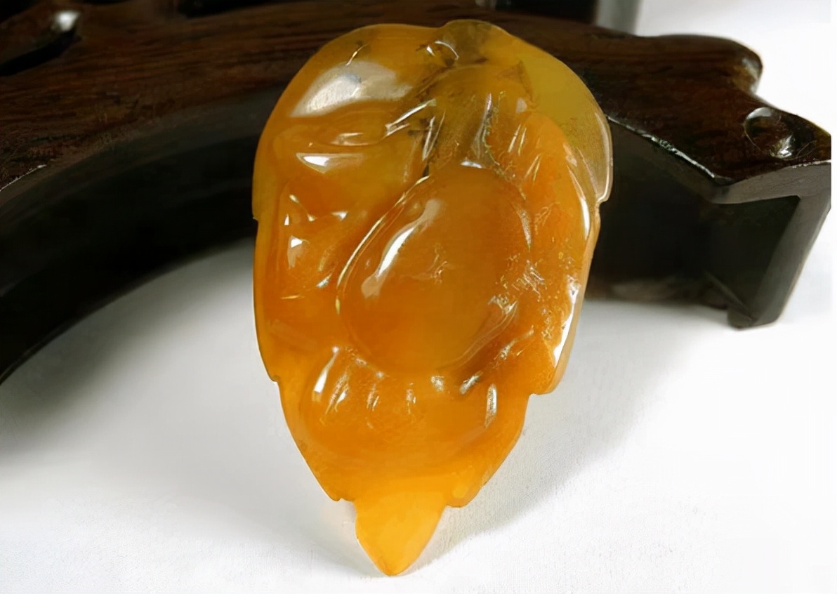 黄龙玉珠宝市场,玉石新贵黄龙玉