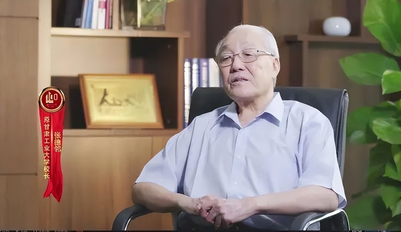 他是重庆市第一任市委书记，手段强硬，查办了“东北乔四”