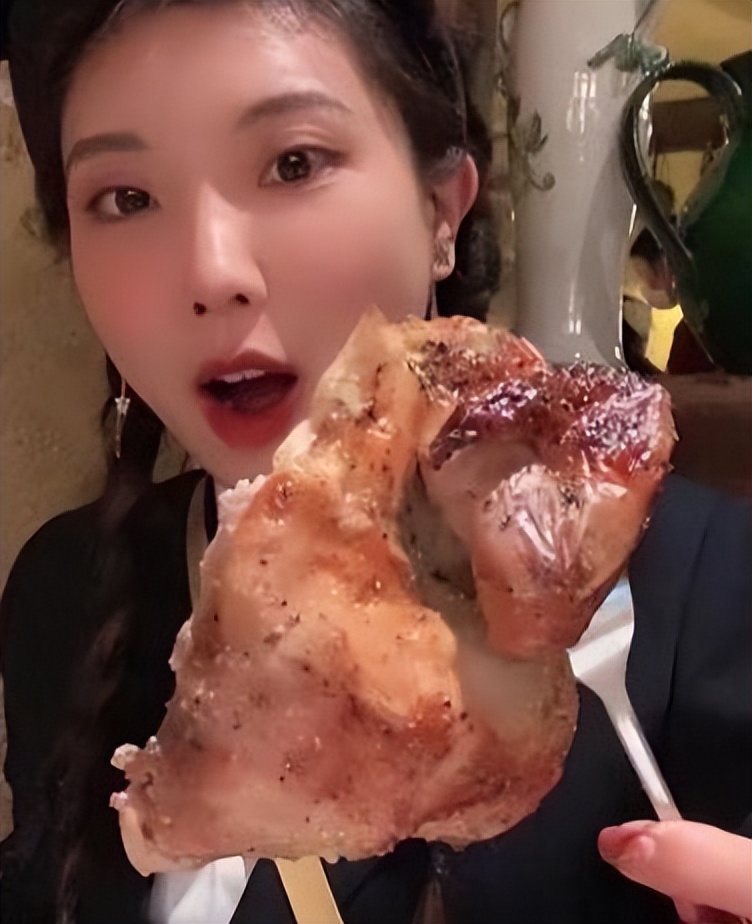 网红富婆租车拍视频装有钱人,养豹的富婆