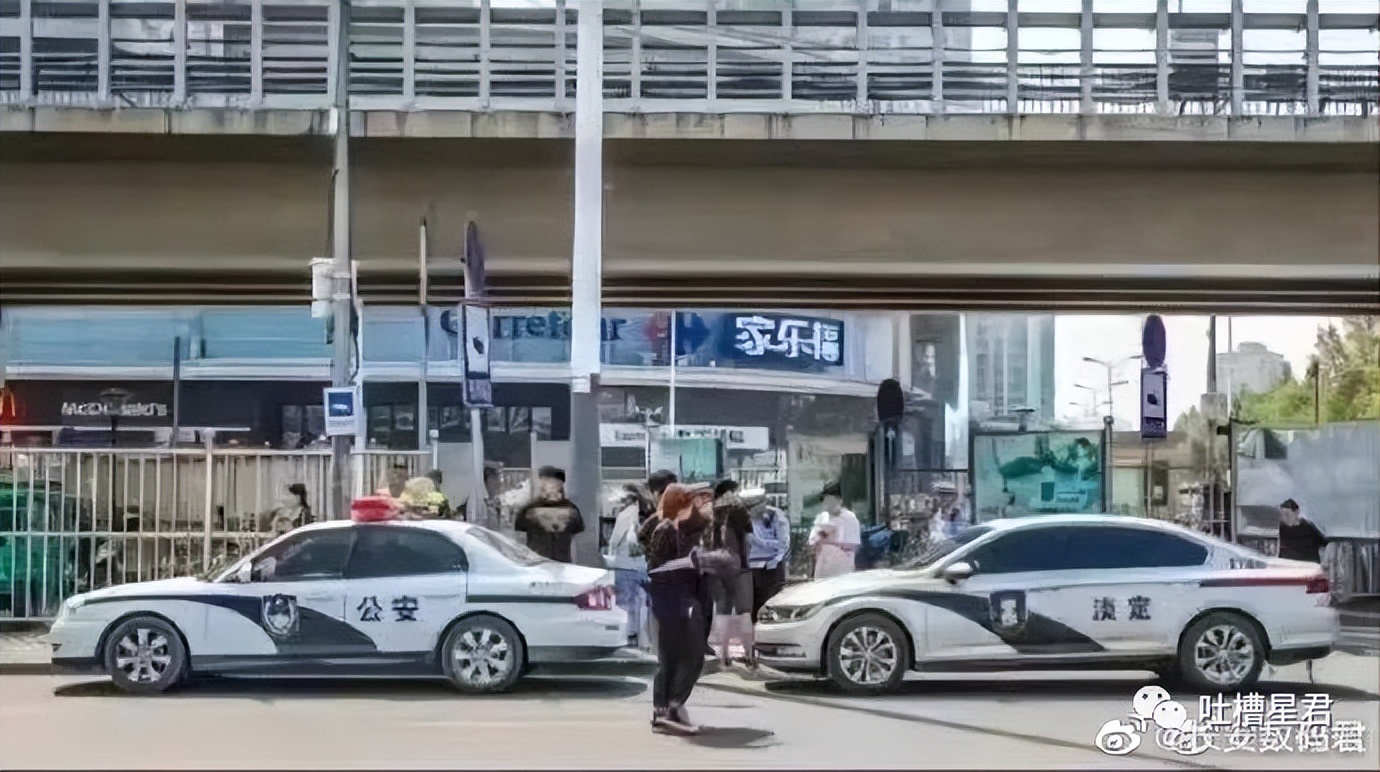 “3W4给女友买战损风上衣...”啊啊啊转身后当场裂开了!