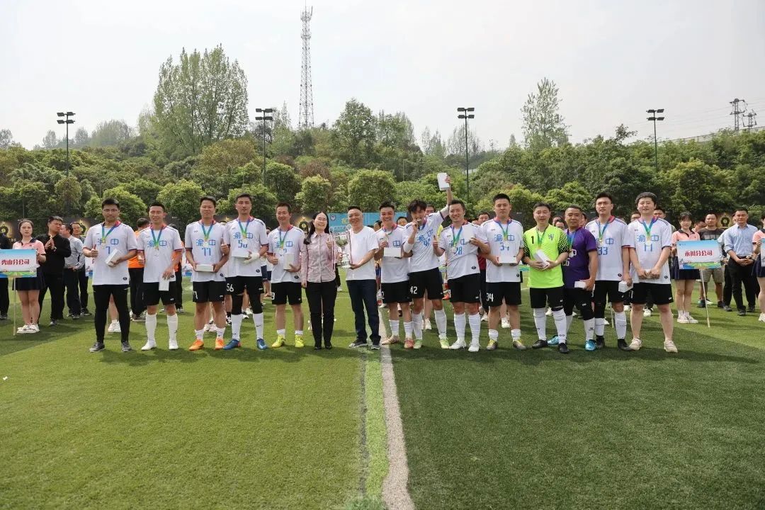 驰骋绿茵足够精彩三年级手抄报,驰骋绿茵无悔青春