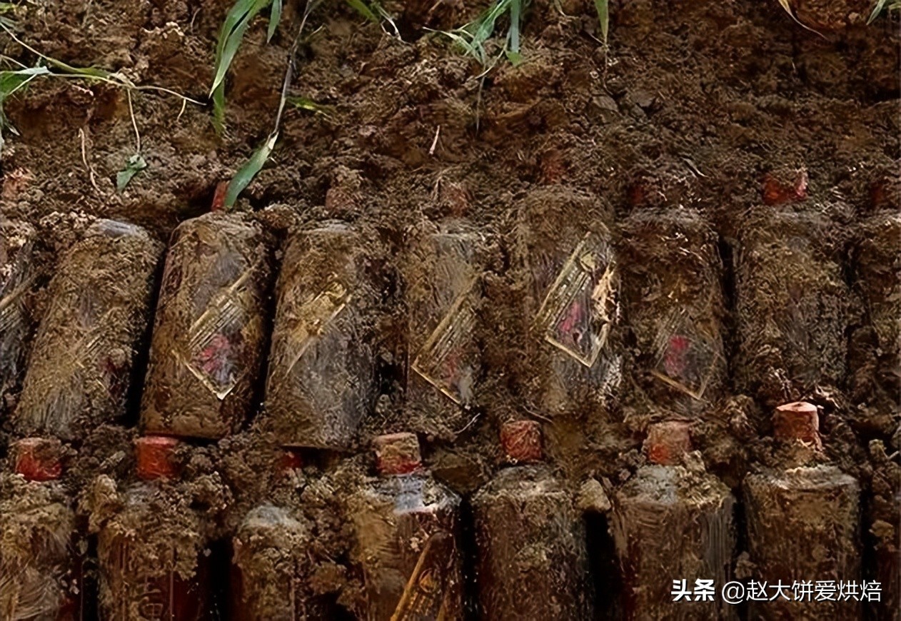 老人藏茅台一文不值,大爷珍藏六箱老茅台