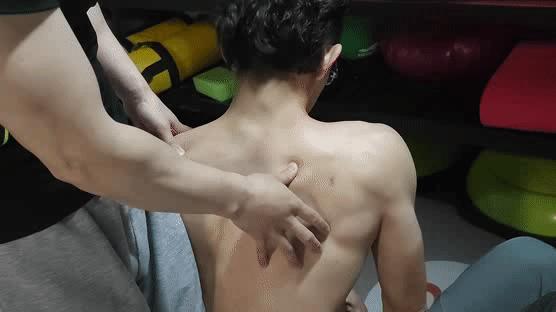 运动肩膀疼痛怎么缓解视频,运动肩膀僵硬紧绷怎么缓解