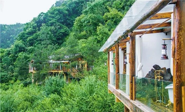 神仙眷侣辞掉高薪工作，爆改废弃山谷，悬崖高空造无边恒温泡池