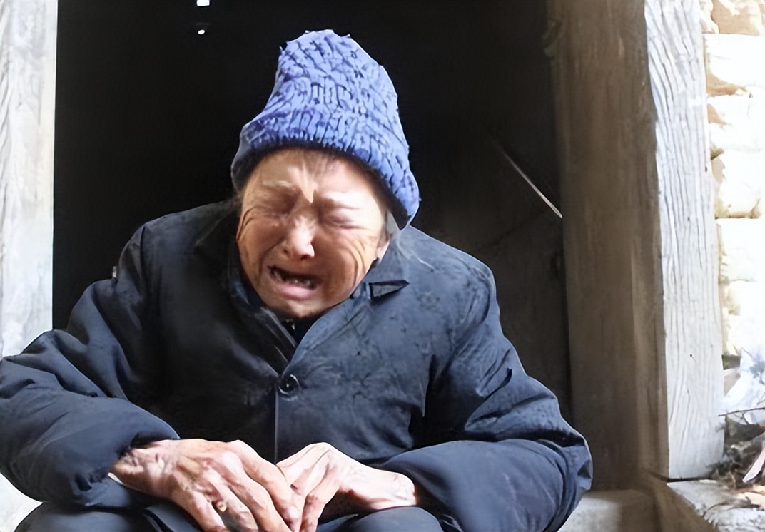 西安女子报团观光九寨沟，回到家之后发现，包里有个“百眼筛”