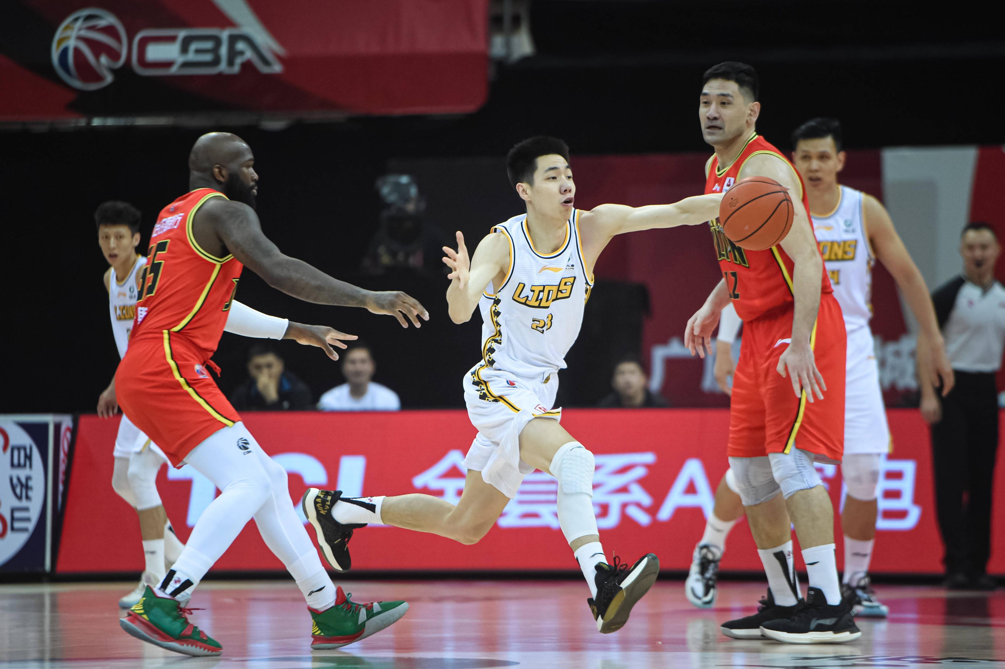 七位年轻前锋入选集训队！一个老将都不要，中国男篮刮起青春风暴