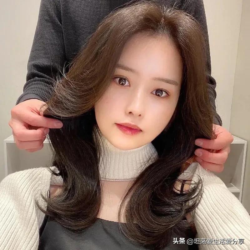 两边翘起来的发型有氛围感,散发发型既简单又俏皮