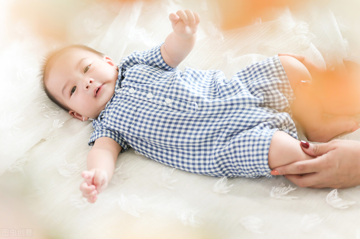 宝宝要翻身说说,宝宝几个月开始学会翻身最好