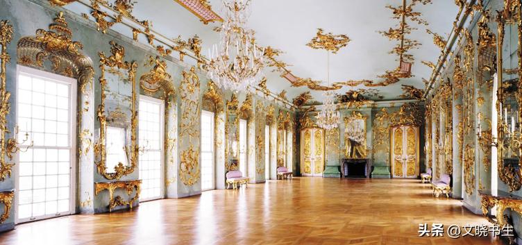 在哥达王朝时期的建筑中,哪些特征体现了该时期独特的空间构成