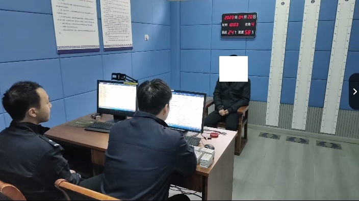 200多个身份证曝光,男子掏出1300张身份证都是真的