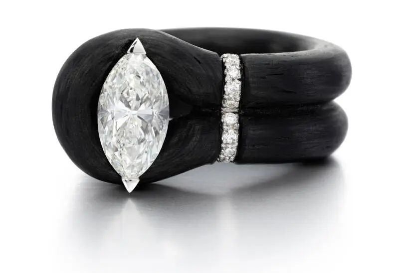 登上苏富比、用各种奇特新材质……邀你进入这位意大利设计师的珠宝新世界