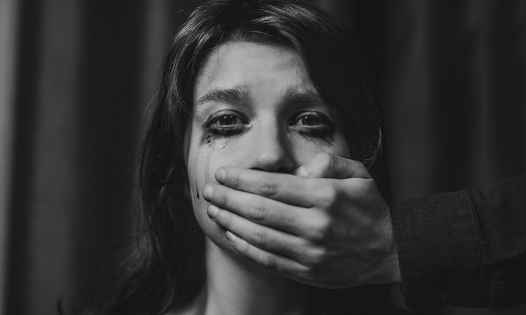 最残忍的家暴男，用烧红的铁锤，烫伤妻子乳房和*体下**！