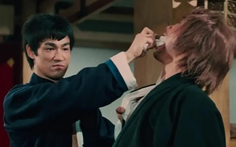 陈国坤：被周星驰雪藏，8年仅拍2部戏，成名后跪在李小龙墓前痛哭