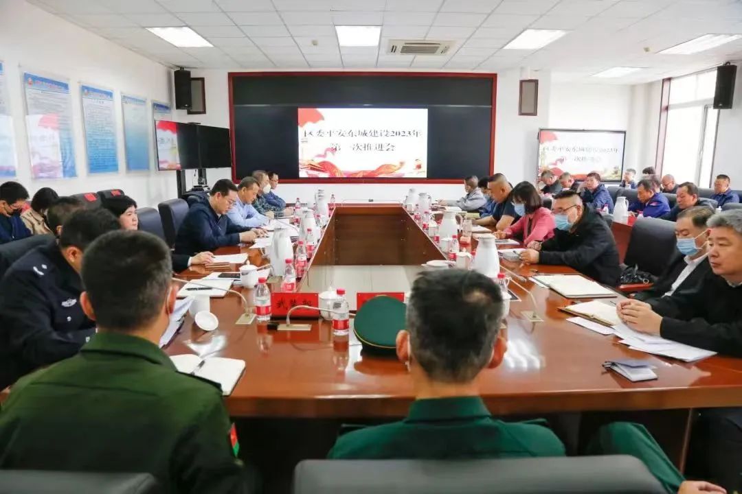 在社会治理理念上要突出强调,社会治理必须加强和创新社会治理