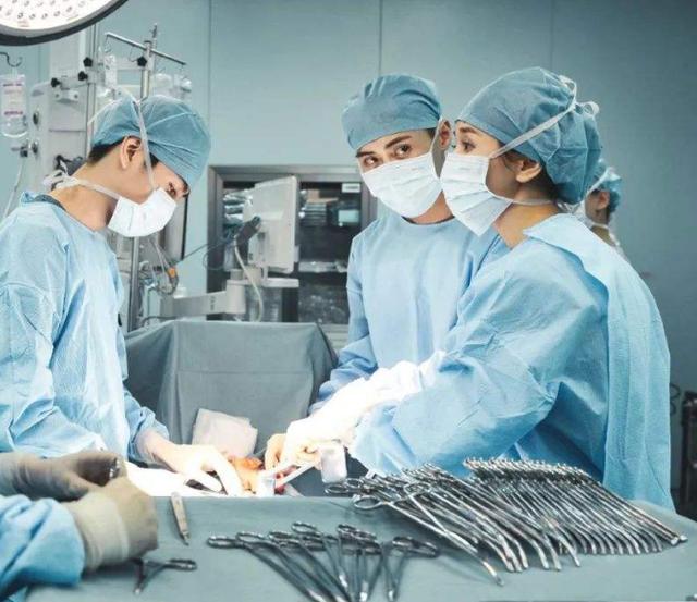 手术时，医生切开的伤口怎么不流血？说出真相