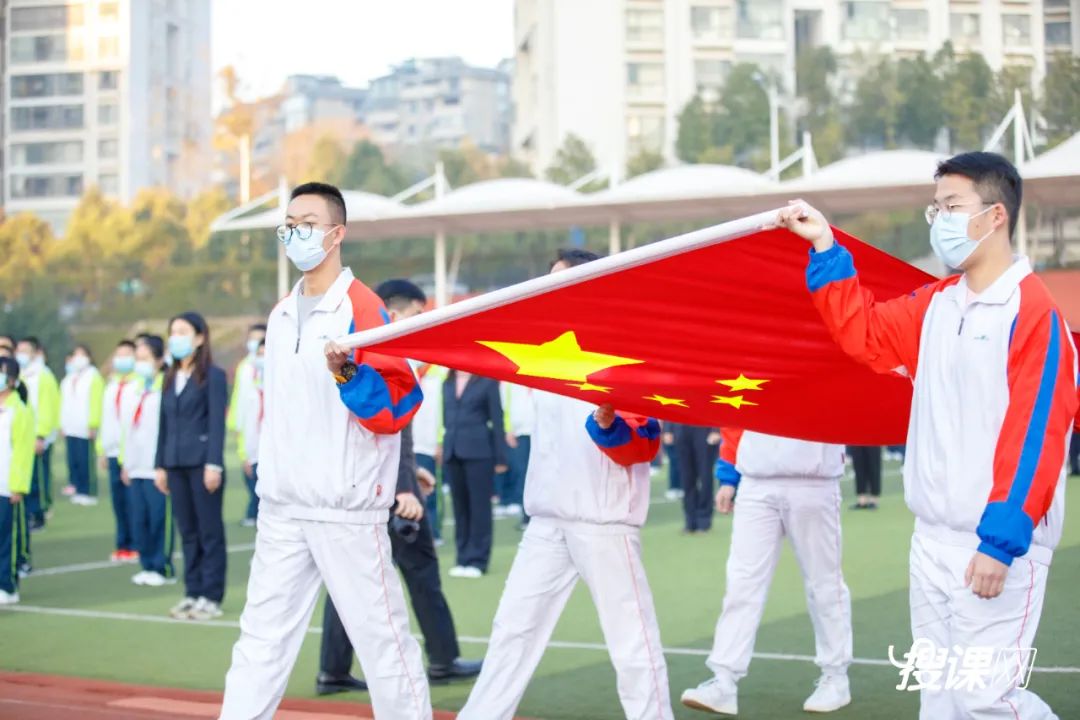 3000多名师生传递国旗为祖国庆生,开学典礼百人传旗
