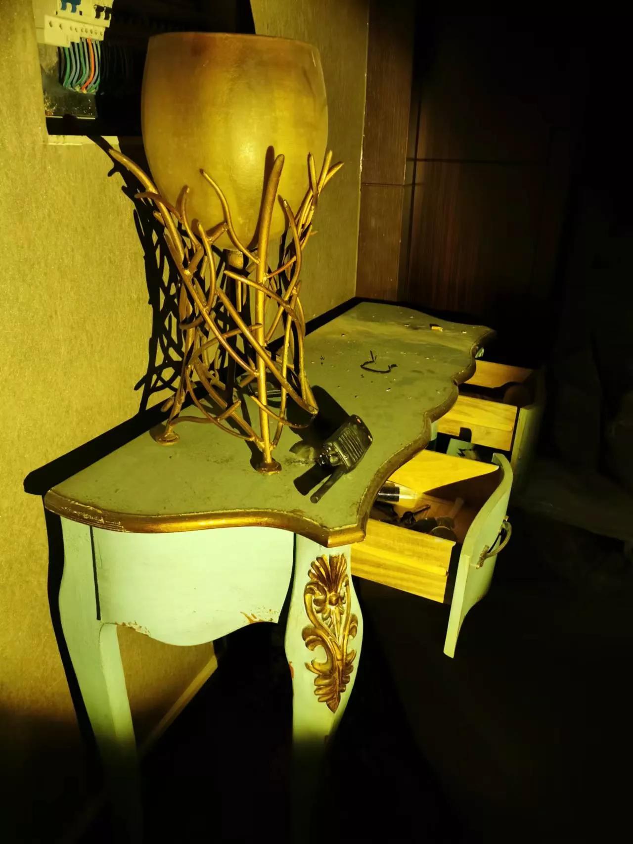 废弃的酒店照片,废弃酒店还有灯