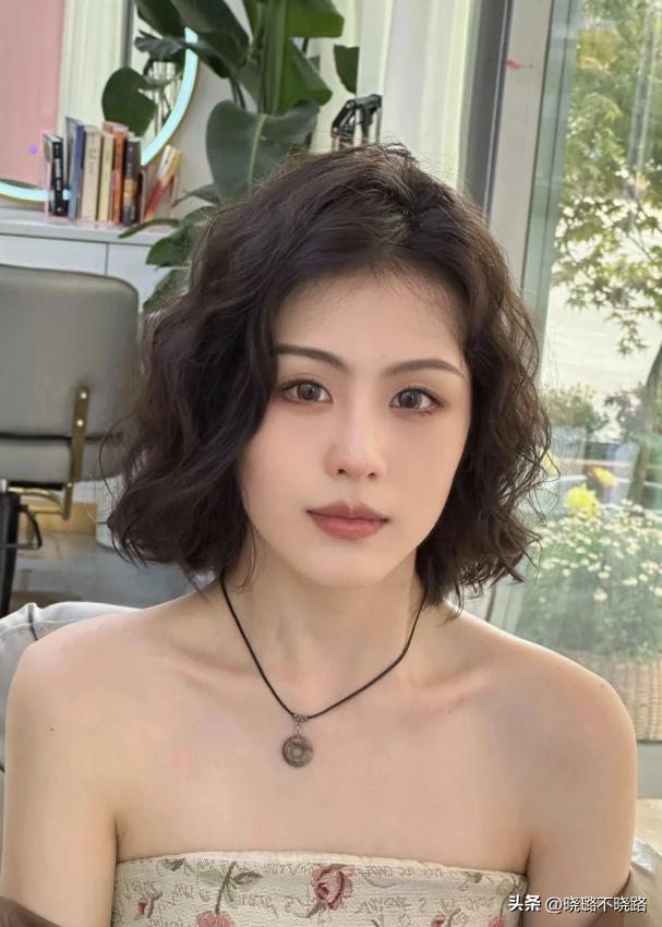 40岁脸大减龄的齐肩烫发,2020年时尚减龄齐肩烫发
