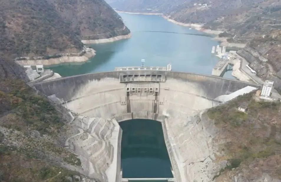 土石坝与重力坝拱坝作比较,混凝土坝土石坝重力坝区别