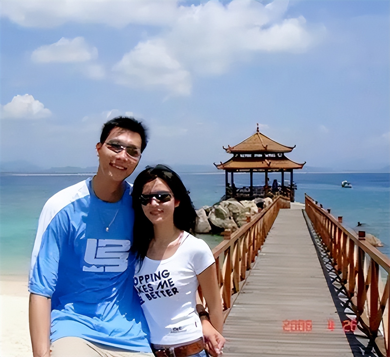 易建联结婚生子了吗,易建联娶双胞胎姐妹是真的吗