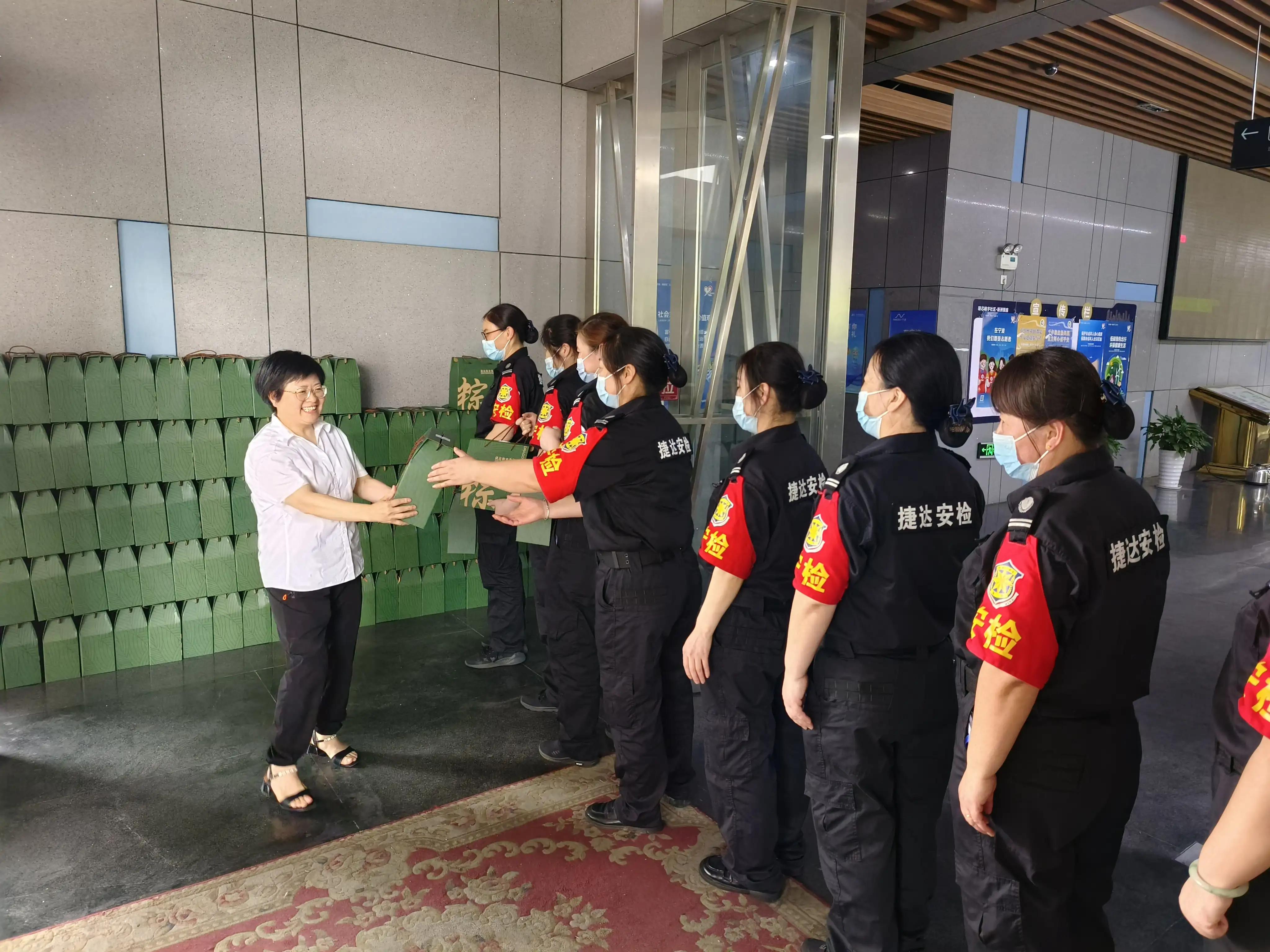 一盒粽子一片情点滴关怀暖人心捷达保安公司向员工发端午粽子礼品