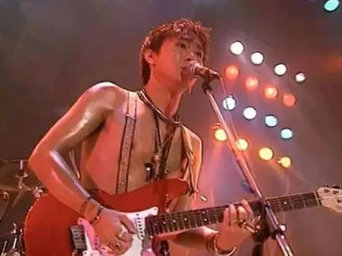 把“黄家驹”叫成黄家狗，引起众怒，毁掉自己前程