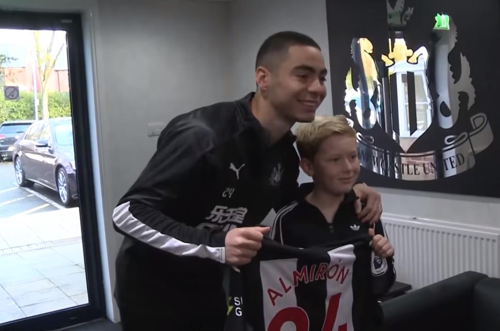 圣詹姆斯公园的右翼天使，用“桔光”照亮着喜鹊前进的方向