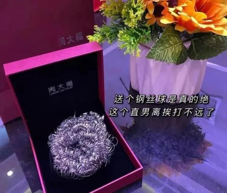 情侣搞笑奇葩礼物送什么,奇葩夫妻生日礼物送什么