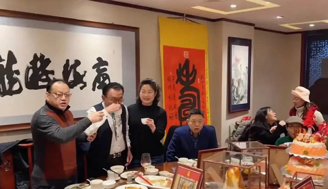 侯耀华76岁生日，抽8元香烟戴金表系爱马仕皮带，未见爱徒何云伟